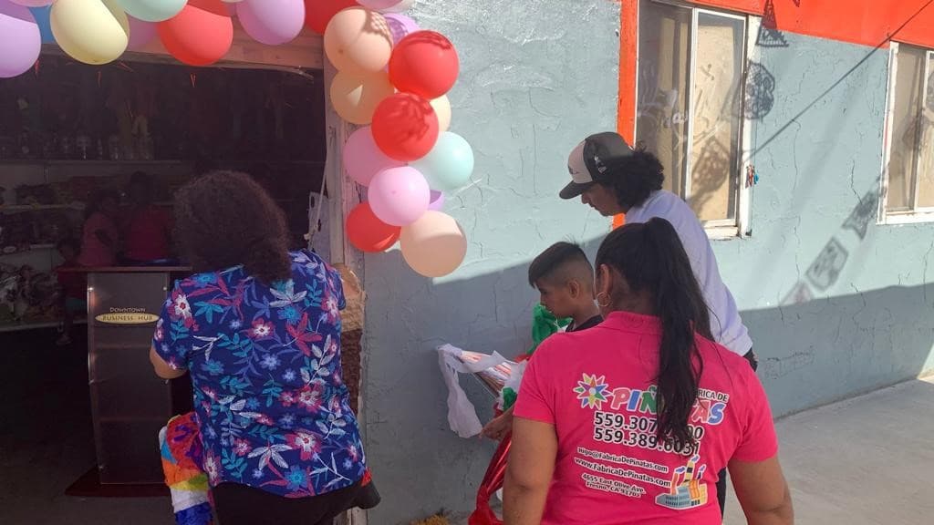 A la inauguración asistieron amigos de su comunidad.