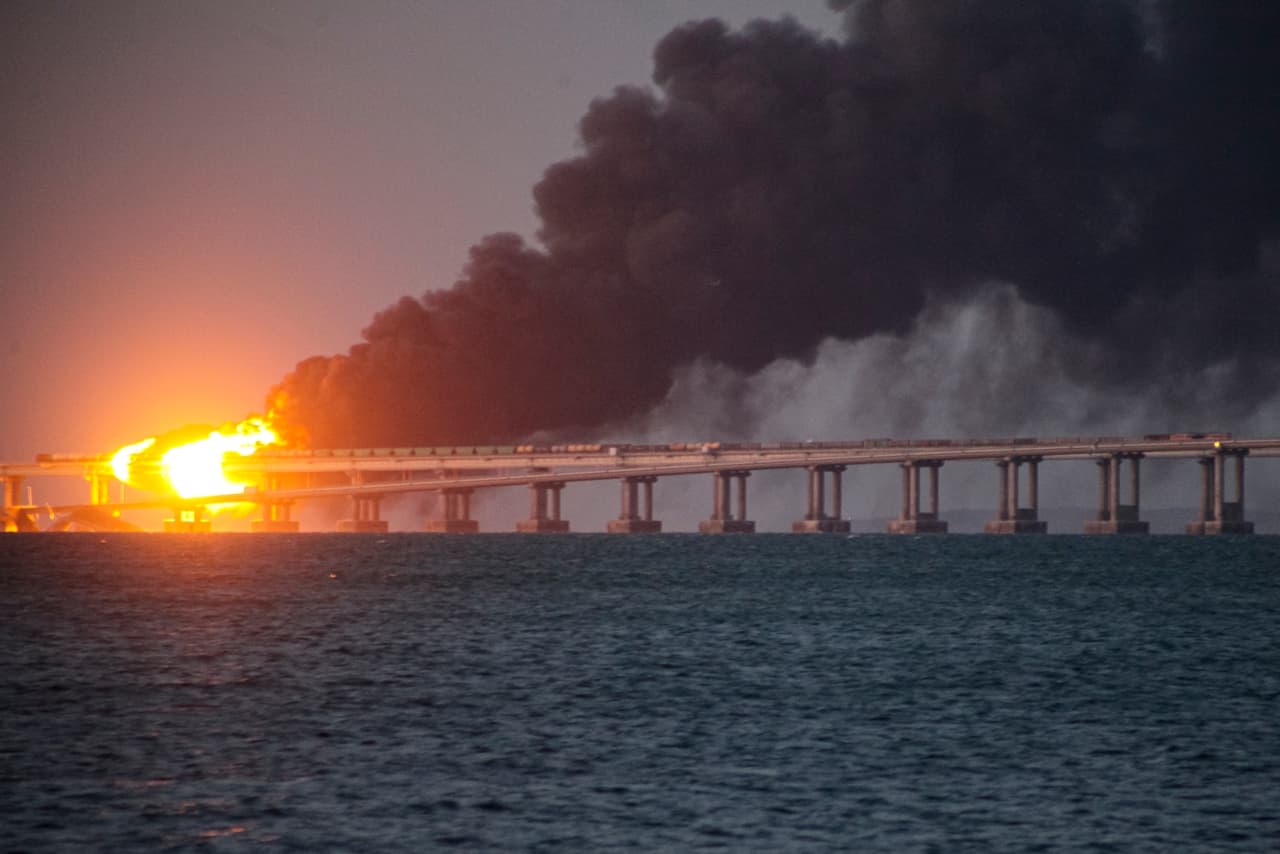 <h2 class="cms-H2-H2">OCTUBRE</h2>
<br>
<br>El 8 de octubre, un camión cargado de explosivos deja parcialmente destruido el puente que une Crimea con Rusia continental en un ataque que Putin atribuye a Ucrania. Rusia responde con ataques con misiles contra las centrales eléctricas de Ucrania y otras infraestructuras clave.