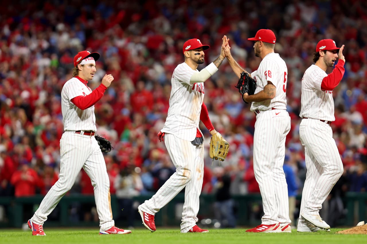 En síntesis: 
<b>Rhys Hoskins</b> conectó dos jonrones, 
<b>Kyle Schwarber</b> conectó un jonrón solitario entre los arbustos y 
<b>Bryce Harper</b> conectó un doble para poner a los Phillies adelante definitivamente en una salvaje victoria por 10-6 sobre los Padres de San Diego el sábado por la noche para una ventaja de 3-1 en la Liga Nacional Serie de Campeonato.