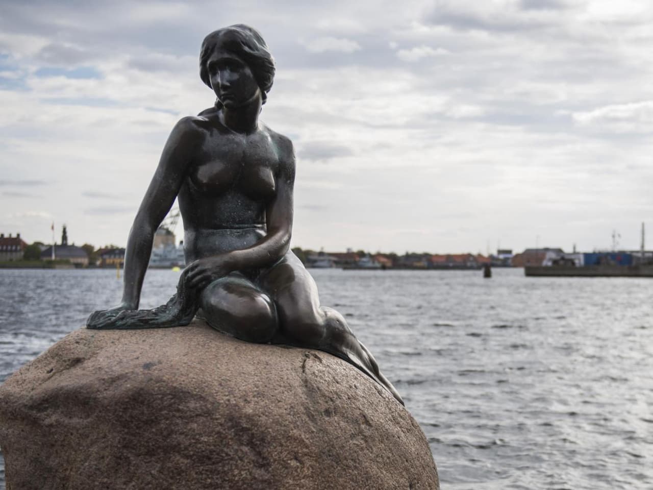 En enero de 2016, la socialdemócrata, Mette Gjerskov, publicó en su Facebook una foto la mundialmente famosa estatua de la Sirenita, una figura de bronce de una mujer desnuda basada en el cuento de hadas del renombrado autor danés Hans Christian Andersen. Sin embargo, fue censurada porque había un desnudo. Tras esta polémica censura (la sirenita es el símbolo de la ciudad de Copenhague) se originó la campaña: 
<a href="http://www.abc.es/tecnologia/redes/20140507/abci-facebook-tetas-201405062026.html">Facebook contra la desnudez.</a>
<br>
<br>Luego del revuelo mediático, Facebook notó el error y restableció la publicación.