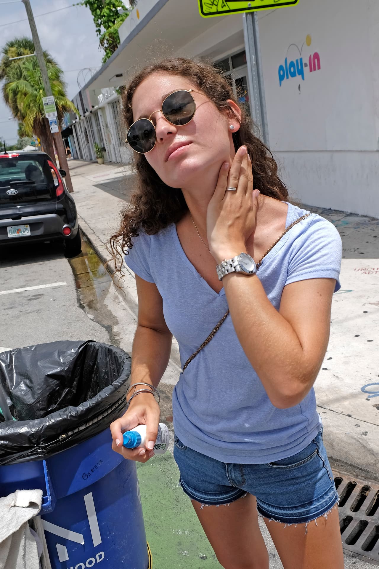 Use 
<b>repelente </b>de insectos en la piel expuesta cuando esté al aire libre. El repelente de insectos debe contener uno de los siguientes ingredientes: DEET, picardina, aceite de eucalipto o PMD.