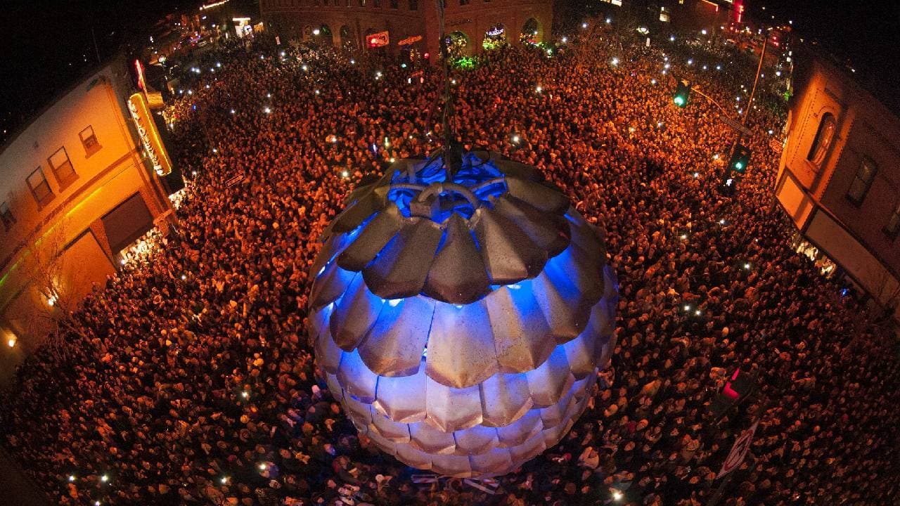 <b>FLAGSTAFF</b>
<br>Uno de los mayores eventos de fin de año en Arizona es el 
<b>New Year's Eve Pinecone Drop</b> en Flagstaff, el cual atrae a miles de visitantes cada 31 de diciembre en una fiesta de luces en el Historic Weatherford Hotel.
<br>Más información: 
<a href="https://weatherfordhotel.com/pinecone-drop/" target="_blank">weatherfordhotel.com</a>