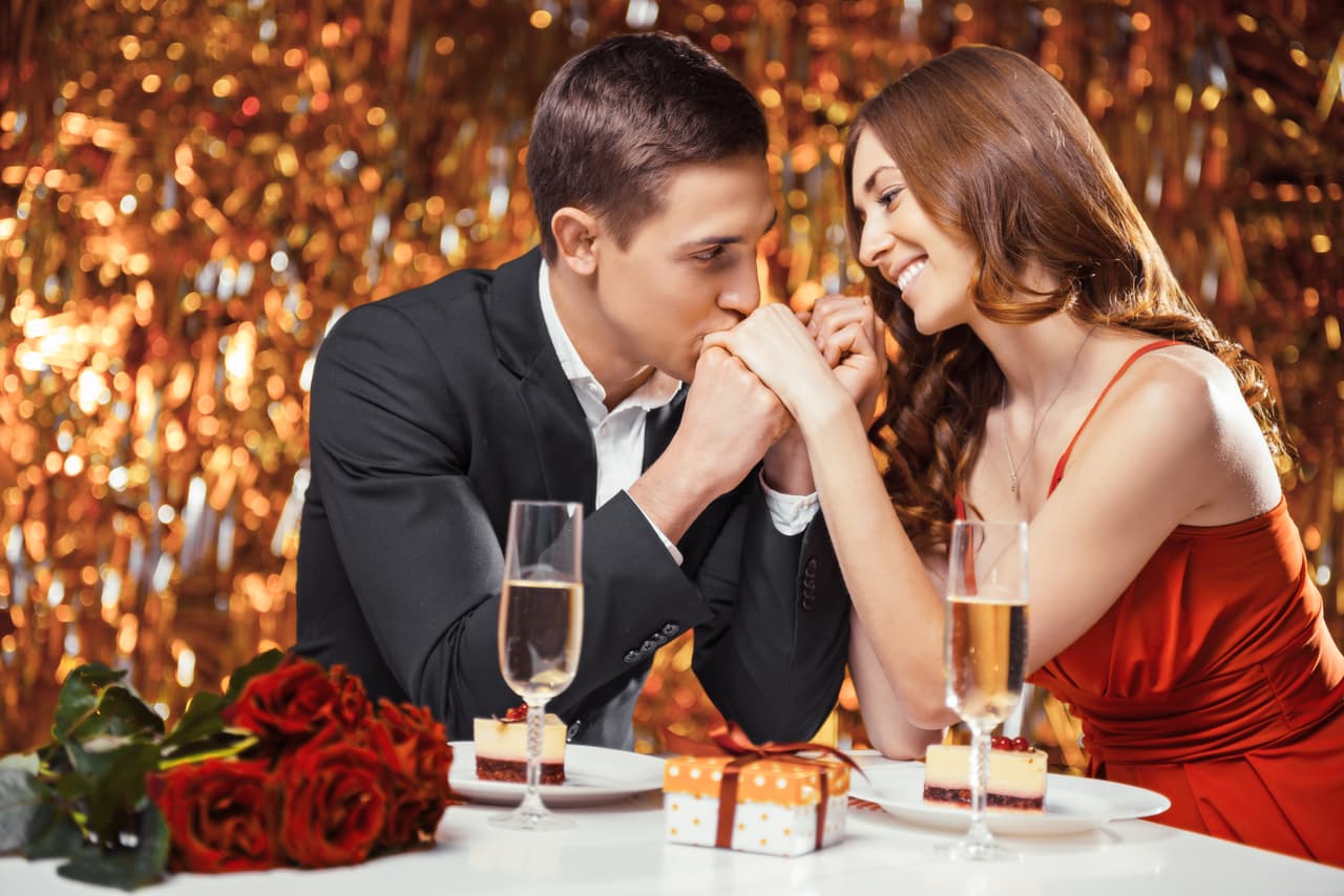 Recupera el amor con la insinuación a los episodios que tanto disfrutaron los dos. Acude a una tienda y compra ropas interiores íntimas, con colores y diseños sugestivos. Consigue una botella de vino o de la bebida favorita de ambos, envía una invitación, acércate y sugiere. En esos momentos hay que deponer el orgullo porque está en juego el amor. Tu signo combina la energía de Marte, tu corregente, con Plutón, el planetoide de los deseos profundos.
<br>