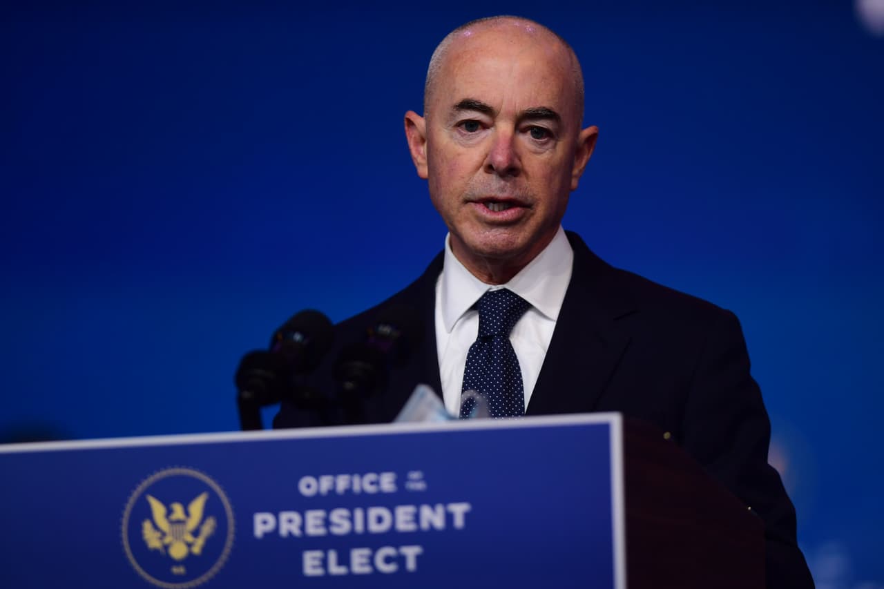 <b>Secretario de Seguridad Nacional: Alejandro Mayorkas. </b>Fue subsecretario de esa cartera en 2013, durante el gobierno de Obama. Al ser confirmado por el Senado, se convirtió en el primer latino en ocupar este cargo. Mayorkas lideró la implementación de DACA como 
<a href="https://www.uscis.gov/history-and-genealogy/our-history/commissioners-and-directors/alejandro-mayorkas#:~:text=Alejandro%20Mayorkas%20served%20as%20Director,States%20Senate%20in%20August%202009.">director de los Servicios de Ciudadanía e Inmigración (USCIS)</a>, donde estuvo entre 2009 y 2013.