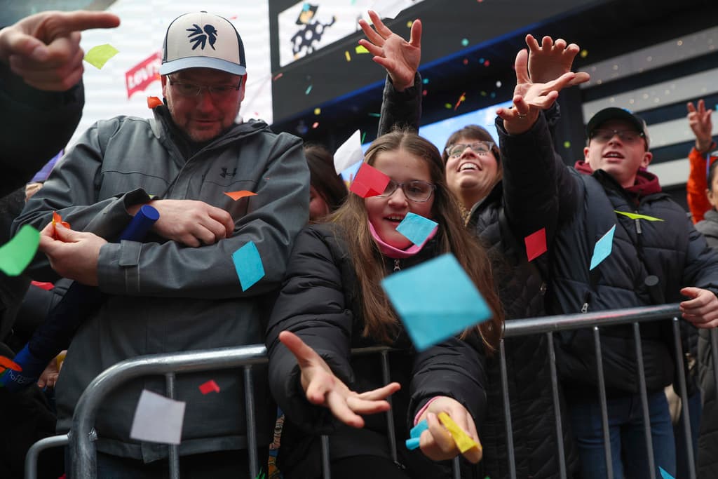 La tradición del confeti en Times Square se remonta a décadas atrás. El ritual se ha convertido en un símbolo de esperanza y renovación para el cambio de año.