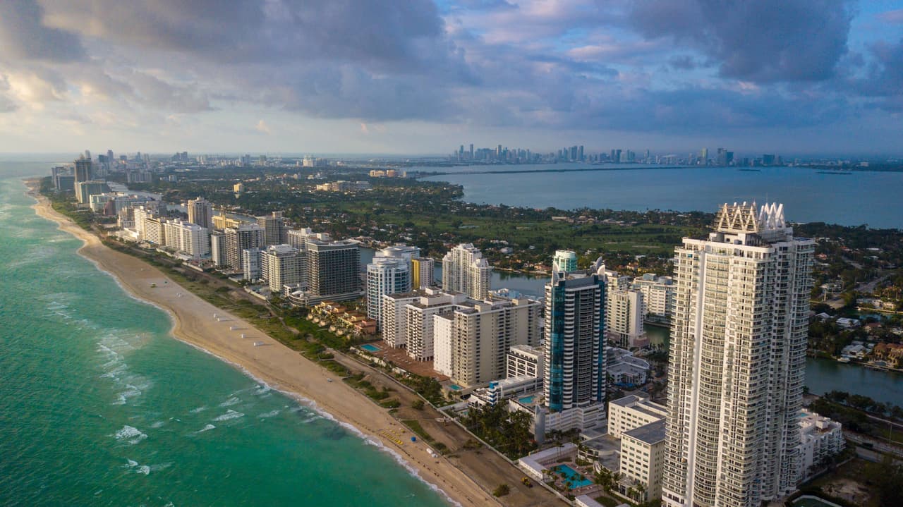 <h3 class="cms-H3-H3">13. North Miami, Florida</h3>
<br>
<br>👉 
<b>Población de origen extranjero (2020): </b>55.5% (+4.8% desde 2016)
<br>
<br>👉 
<b>Mayor grupo de inmigrantes: </b>haitianos.
<br>
<br>👉 
<b>Otros grupos de inmigrantes: </b>cubanos, colombianos, nicaragüenses.
<br>
<br>👉 
<b>Población total: </b>62,468 habitantes.
<br>
