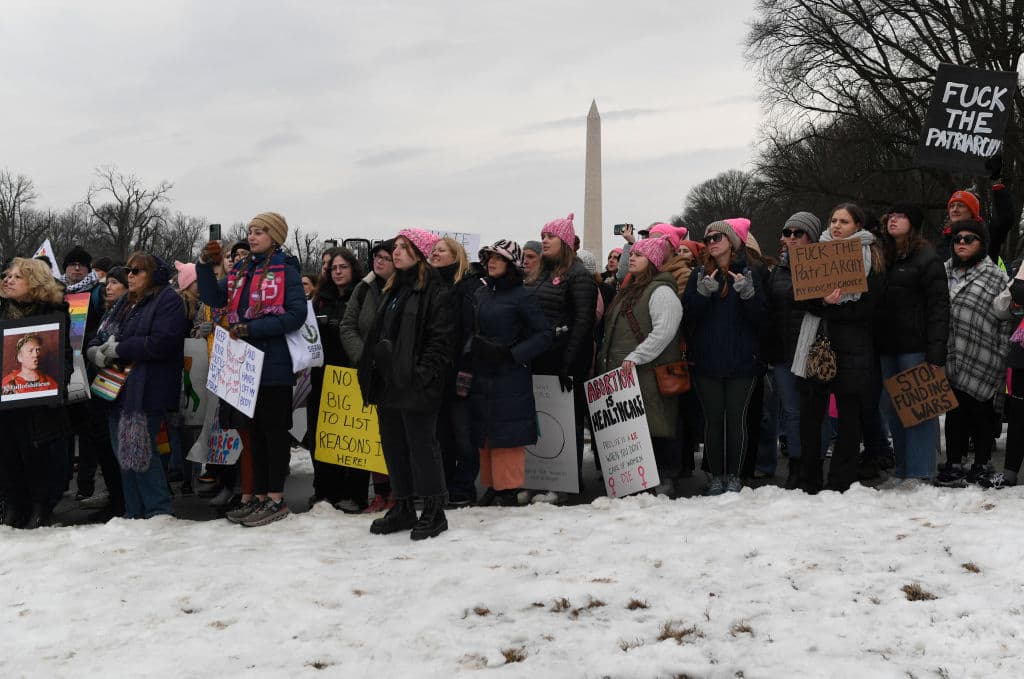 Los asistentes portaban lemas como “Feminists v. Fascists” y “People over politics,” reflejando sus demandas.