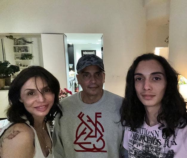 Ese mismo día la madre del adolescente realizó otra publicación, que modificó poco después, en la que reveló la posible 
<a href="https://www.univision.com/famosos/nieto-robert-de-niro-leandro-causa-muerte"><b>razón por la que su hijo perdió la vida</b></a>.
<br>
