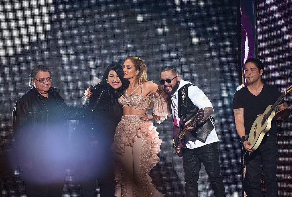 Jennifer Lopez pasó tiempo con la familia Quintanilla para hacer bien su trabajo y, de hecho, ha realizado diversos conciertos en homenaje a la reina del Tex-Mex desde hace más de una década en compañia de 'Los Dinos', la agrupación que vio a Selena Quintanilla nacer.