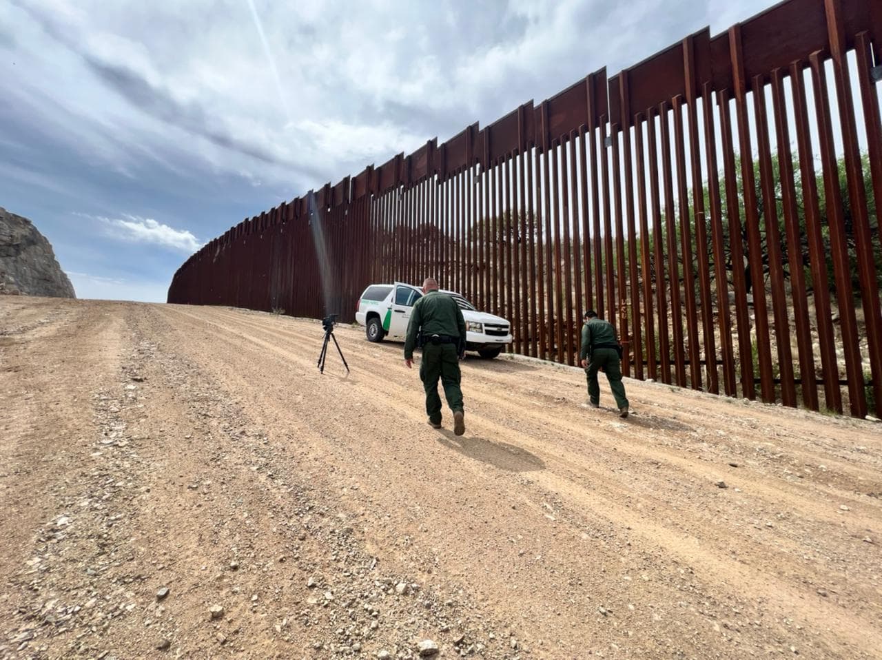 Desde el lado mexicano, contrabandistas esperan a que los agentes de protección de fronteras se alejen para intentar 
<b>internar a personas </b>y productos en los Estados Unidos.