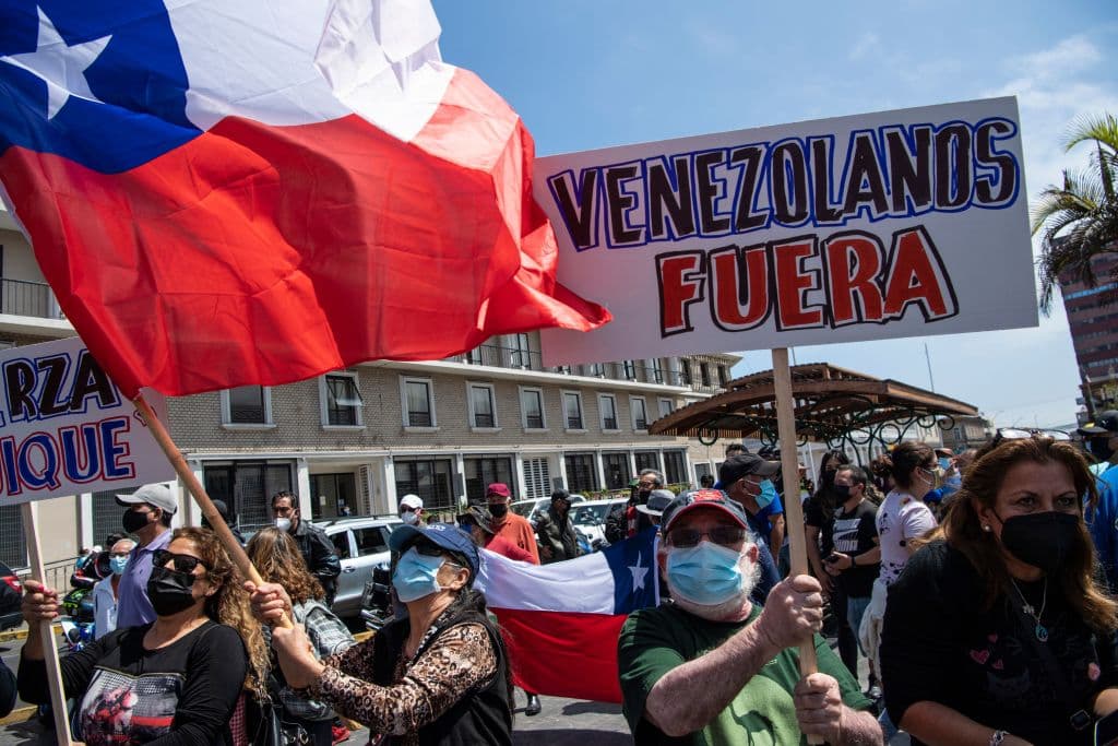 En esta ocasión los mensajes de odio tuvieron como blanco a los migrantes venezolanos, pero también es muy notable el rechazo xenófobo de parte de la sociedad chilena a los 
<a href="https://radio.uchile.cl/2018/05/14/idioma-pobreza-y-raza-el-drama-de-ser-haitiano-en-chile/" target="_blank">migrantes haitianos, que sufren una triple discriminación</a> por su condición de migrantes pobres, por el idioma y por ser negros.