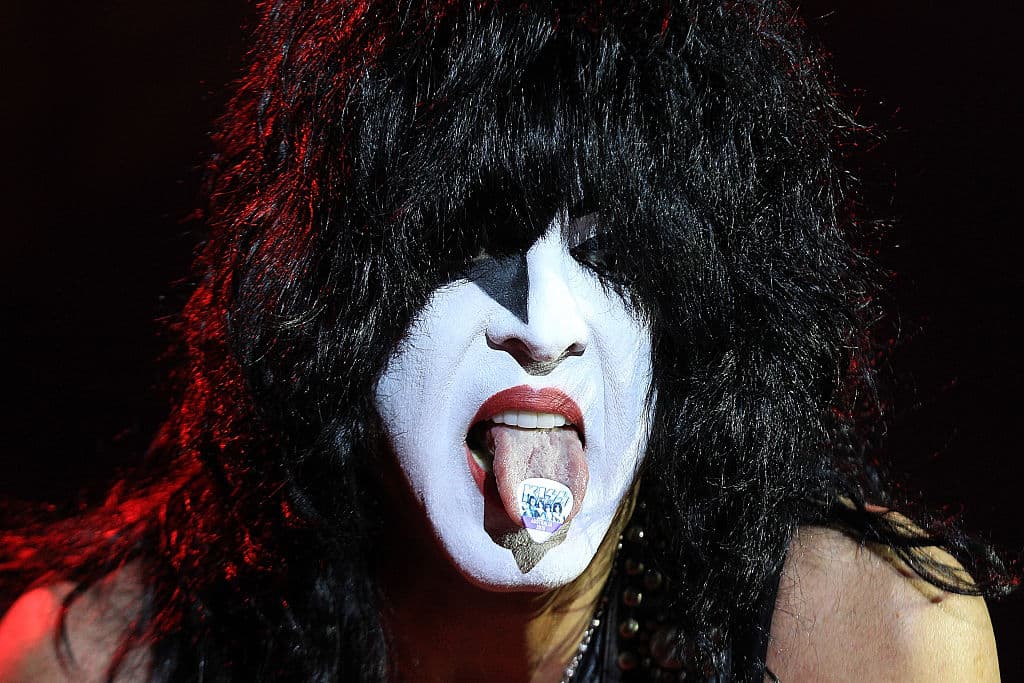 PAUL STANLEY AND PHIL ANSELMO MAKE THEIR 'MAYWEATHER VS McGREGOR' FIGHT PREDICTIONS 