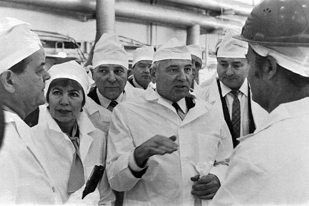 De acuerdo con historiadores, como el ucraniano Serhii Plokhii, autor del libro 
<i>Chernobyl: the history of a nuclear catastrophe </i>("Chernóbil: la historia de una catástrofe nuclear") 
<b>Mijaíl Gorbachov, el último líder de la Unión Soviética</b> (centro de la imagen), no dio la importancia que debía al incidente, por lo que no se realizó la evacuación de la población de ciudades como Kiev.