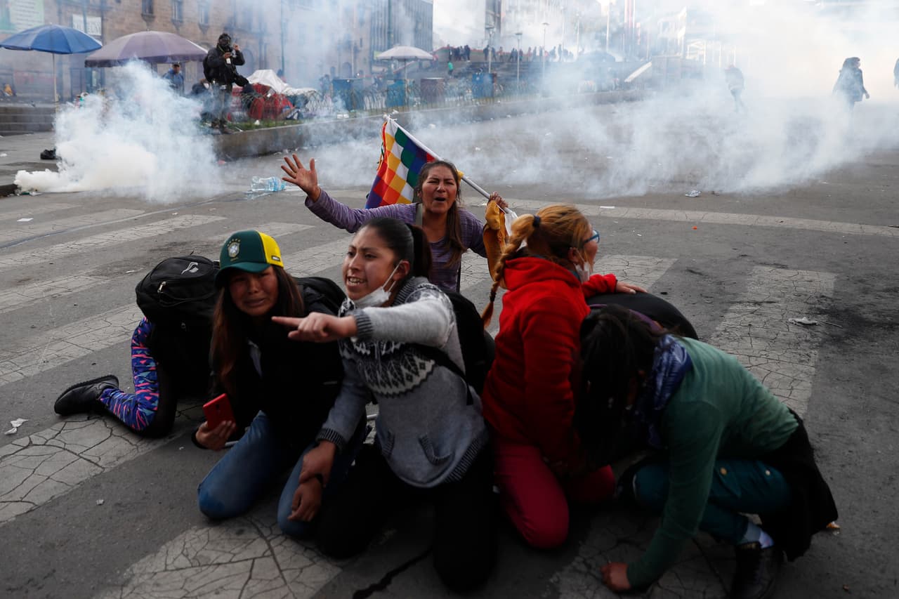 Lo ocurrido profundiza aún más la crisis que vive el país andino desde hace tres semanas, generada por protestas contra el presunto fraude en la contienda presidencial del 20 de octubre, que Morales dijo haber ganado. Una auditoría electoral de la Organización de los Estados Americanos halló irregularidades generalizadas en las elecciones. El líder indígena terminó dimitiendo el domingo tras presiones de la policía y el ejército.