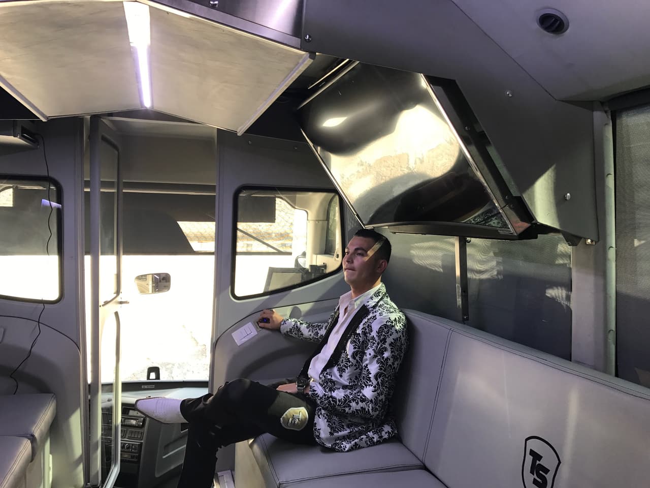 El cantante, con sólo apretar un botón nos mostró como dos enormes pantallas de televisión aparecían atrás y frente a él, algo de los detalles modernos con que cuenta el 'bus'.