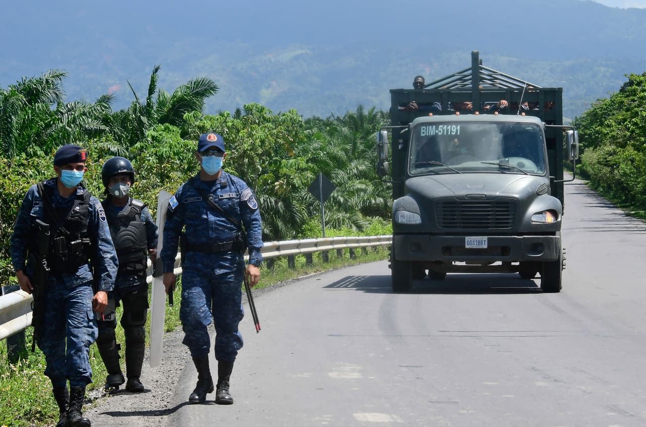 "Los fuertes operativos de Honduras la dispersaron y regresaron a las personas", dijo un representante de migración de Guatemala, cuyo gobierno había dispuesto incluso usar la fuerza para contener cualquier ingreso ilegal. Un militar guatemalteco dijo a la AFP que no tenían "nada en contra de los hermanos hondureños" y lo único era que tenían que llevar para entrar al país una prueba negativa para el covid-19 y un documento de identidad.