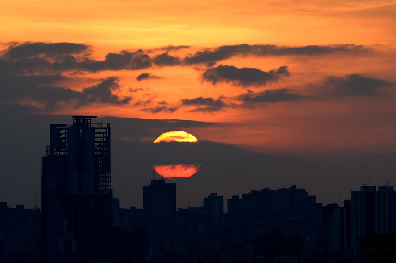 Atardecer en Caracas el 5 de mayo de 2016 con la silueta de “La Torre de David”. Su construcción comenzó en 1990 para ser el centro financiero de una potencia económica, un Wall Street caribeño, pero poco después, la crisis económica detuvo su culminación. La estructura inconclusa de 45 pisos y 623 pies de altura fue ocupada ilegalmente por más de 2,000 familias sin hogar en la última década, hasta que fue desalojada por el gobierno en 2014.