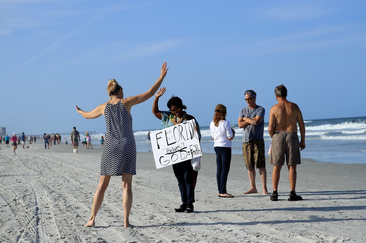Los residentes conversaron y se saludaron en la playa. El gobernador Ron DeSantis aprobó la medida del alcalde Curry.