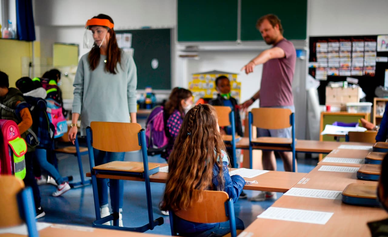 <b>Distanciamiento físico: </b>debido a la importancia del aprendizaje en persona, las escuelas donde no todos están completamente vacunados deben implementar el distanciamiento físico en la medida de lo posible. Los CDC recomiendan que las escuelas mantengan al menos 3 pies de distancia física para reducir el riesgo de transmisión del covid-19. Una distancia de 6 pies es recomendada entre empleados y maestros que no estén completamente vacunados.