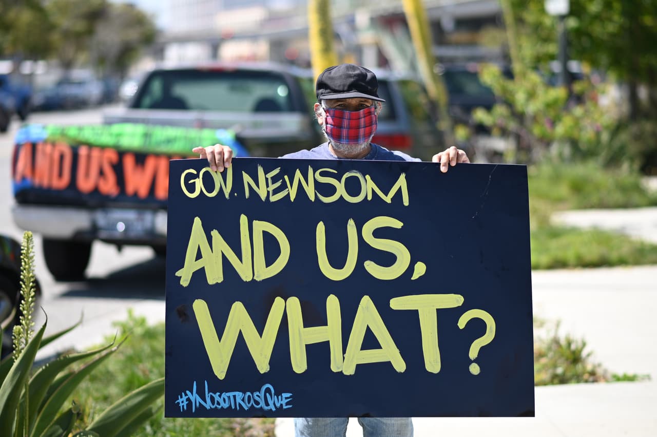 <b>¿Y nosotros qué?</b> Muchos habían sido los llamados al gobierno de Newsom para que no olvidara a los indocumentados del estado como ya lo había hecho la administración federal. Finalmente, este miércoles el mandatario anunció que los 
<a href="https://www.univision.com/temas/indocumentados" target="_blank">indocumentados</a> recibirán 
<a href="https://www.univision.com/noticias/dinero/aqui-puedes-verificar-el-estatus-de-tu-cheque-de-1-200-con-el-irs" target="_blank">un cheque de estímulo económico</a> para aliviar los estragos financieros causados por el 
<a href="https://www.univision.com/local/san-francisco-kdtv/a-dias-del-pico-de-la-pandemia-california-reporta-768-muertes-y-mas-de-25-000-contagios-de-coronavirus" target="_blank">coronavirus.</a>