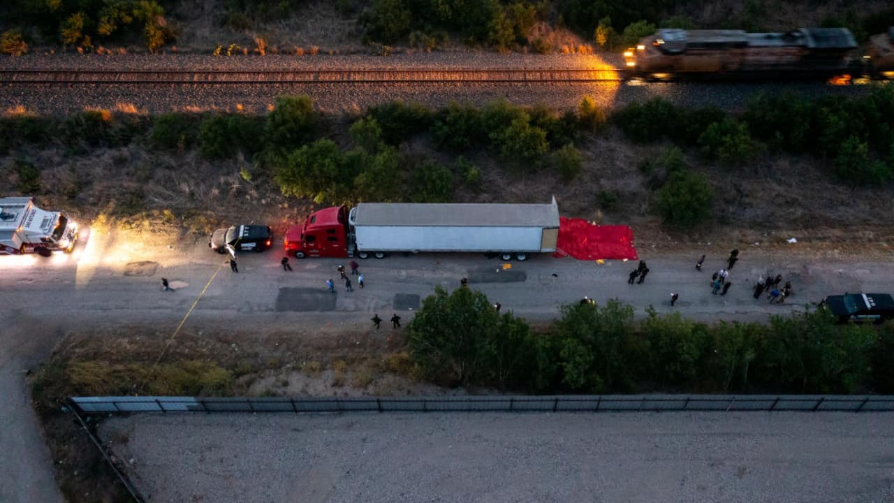Una tragedia que se repite en la misma zona de Texas: así fueron hallados muertos 51 migrantes dentro de un camión