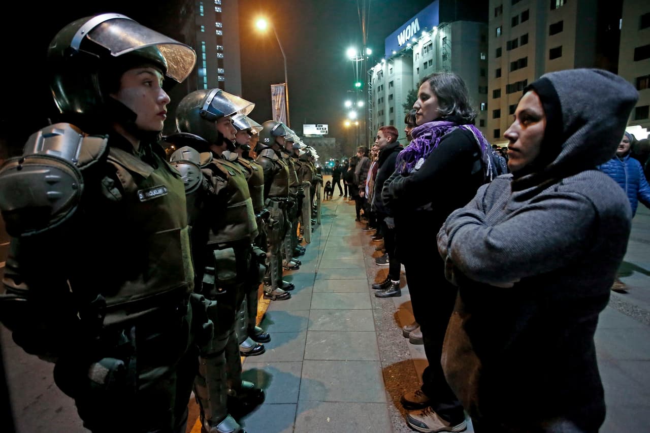 <b>Chile</b>. Puesto 62 en el ranking. El 59% de las chilenas participan en el sistema financiero y solo el 16% del parlamento está ocupado por mujeres. El 36% ha sufrido violencia doméstica, 
<a href="https://giwps.georgetown.edu/country/chile/">uno de los más altos de la región</a>. La mitad de las chilenas (51%) tiene trabajo.