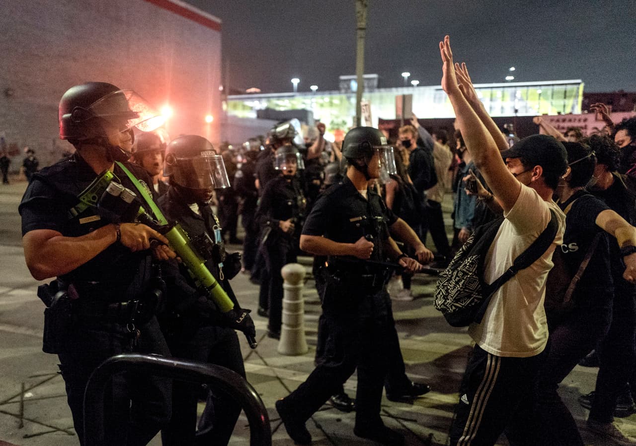 "Los Ángeles es lo suficientemente fuerte como para defender la justicia y caminar en el amor. 
<b>Respetamos el derecho de protesta de todos los angelinos, pero la violencia y el vandalismo perjudican a todos. Recordemos por qué marchamos</b>", escribió Garcetti en sus redes sociales.