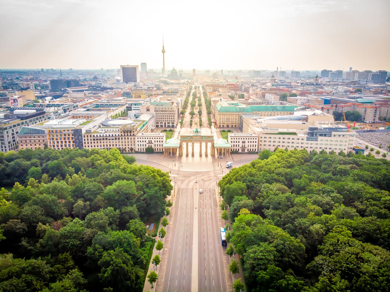 <b>Puesto 16. Alemania</b>
<br>
<br>Tasa más alta de impuesto sobre la renta personal en 2021: 45.00%.
<br>
<br>Este país comienza a aplicar la tasa impositiva más alta a los ingresos anuales imponibles superiores a 274,612 euros (311,429 dólares) para solteros y 549,224 euros (622,858 dólares) para parejas casadas.
<br>
<br>Alemania aplica una tarifa adicional a los más ricos para financiar el desarrollo regional.
<br>