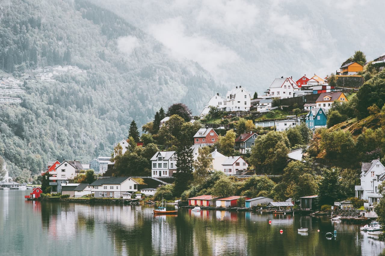 <b>Puesto 6. Noruega.</b> Tiene el mayor INB en Europa, 68,059 dólares. Es rica en recursos naturales, incluido el petróleo, que representa más de la mitad de las exportaciones totales de la nación. Su población es una de las más longevas del mundo, tienen una esperanza de vida de 82.5 años (cuatro años más larga que en EEUU y más de diez años por encima de la media mundial).