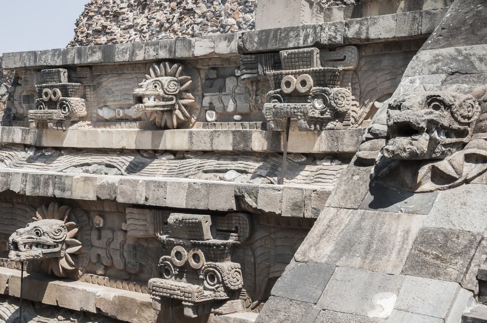 Existen también leyendas de que Quetzalcoatl, la 'serpiente emplumada' de los aztecas era en realidad un reptiloide, proclamado dios entre los humanos por ser justamente un ser superior alienígena.
