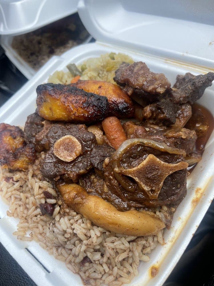 <b>Jerk Man Island Cuisine</b>
<br>Dirección: 4301 New Bern Ave. Raleigh, NC. 27604
<br>Teléfono: (919) 244-2188
<br>Sitio web: 
<a href="http://www.jerkmanislandcuisine.com">www.jerkmanislandcuisine.com</a> 
<br>
<b><a href="https://www.yelp.com/map/jerk-man-island-cuisine-raleigh">Cómo llegar</a></b>
<br>
<br>Una usuaria de Yelp dijo: “Definitivamente haría de este lugar algo habitual sobre otros lugares que sirve comida del Caribe que he probado en Raleigh… Las porciones eran geniales, los precios no estaban nada mal y la comida estaba caliente y sabrosa”.