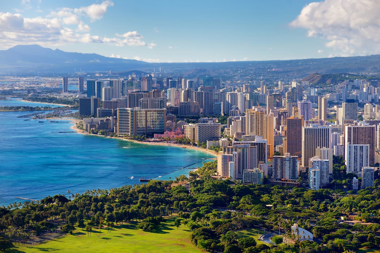 <h3 class="cms-H3-H3">8. Honolulu, Hawai</h3>
<br>
<br>➡️ 
<b>Cantidad de personas sin techo:</b> 3,951
<br>
<br>De acuerdo con USA Numbers, la población sin hogar de esta ciudad normalmente se concentra en sitios cercanos a la playa o al centro de la capital hawaiana. 
<br>