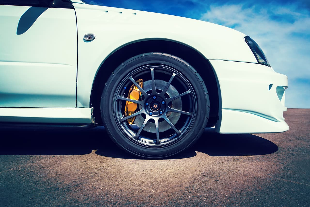 <b>Equipamiento deportivo solo cuando sea necesario: </b>
<br>Los paquetes deportivos opcionales que ofrecen los fabricantes son muy atractivos para mejorar el aspecto de tu auto, pero también significarán mayor peso y resistencia. Como resultado, tu coche será menos eficiente en consumo de combustible y en la mayoria de los casos hasta más lento. 
<br>
