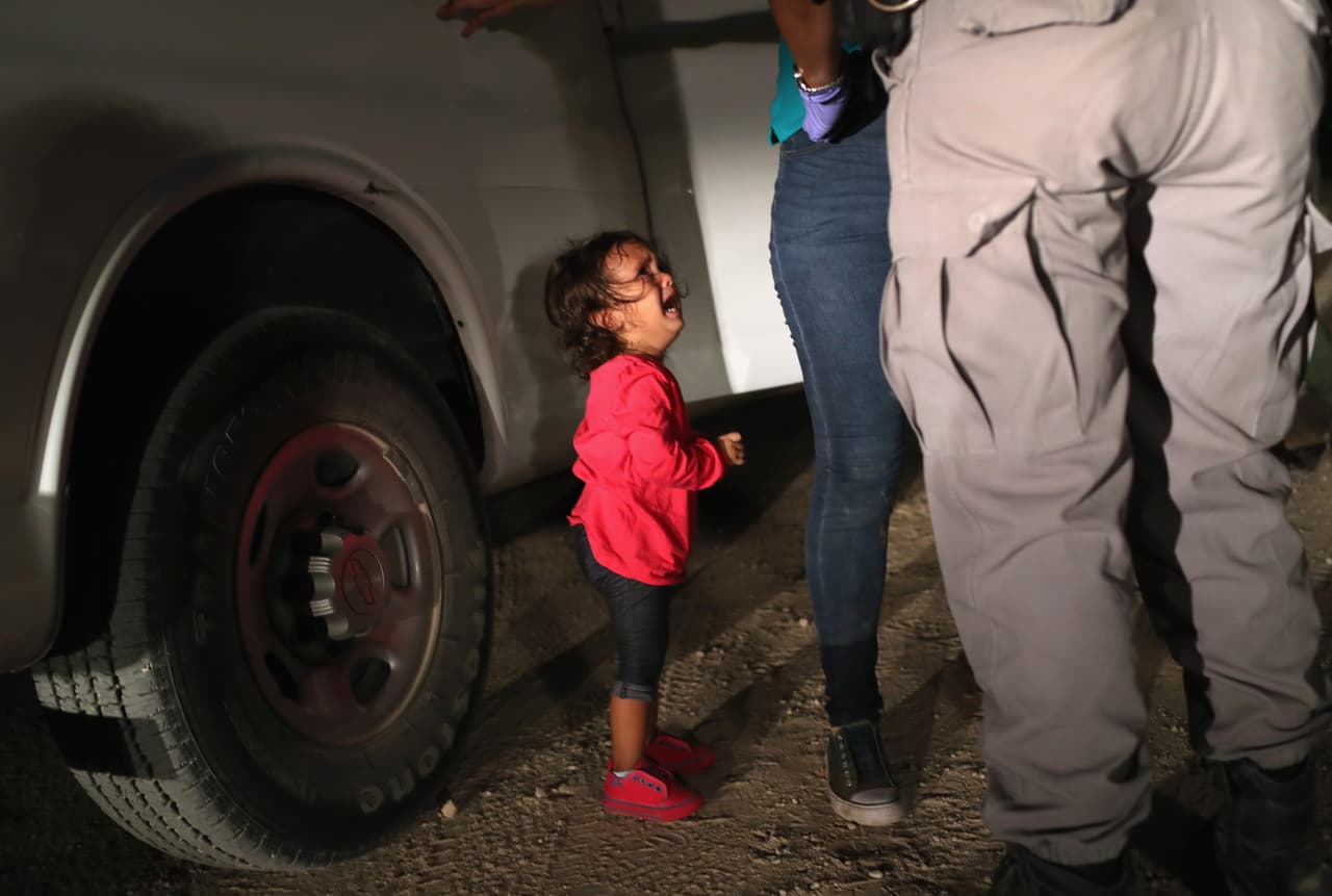 <b>El escándalo de la separación de familias. </b>
<a href="https://www.univision.com/noticias/inmigracion/la-nina-que-llora-mientras-arrestan-a-su-madre-habla-el-fotografo-que-capturo-la-dura-imagen-fotos-fotos">Las fotografías del arresto de una madre hondureña y su pequeña niña al cruzar la frontera conmocionaron a la opinión pública de EEUU</a>. Las imágenes se tomaron el 12 de junio de 2018 en medio de la polémica por la política de separación de familias migrantes que el gobierno estadounidense aplicó a mediados de año ('tolerancia cero') y que 
<a href="https://www.univision.com/noticias/politica/la-innecesaria-orden-ejecutiva-con-la-que-trump-dejo-de-separar-familias-en-la-frontera-presagia-nuevas-crisis">suspendió abruptamente después de numerosas críticas</a>. La pequeña de la foto y su madre finalmente no fueron separadas.