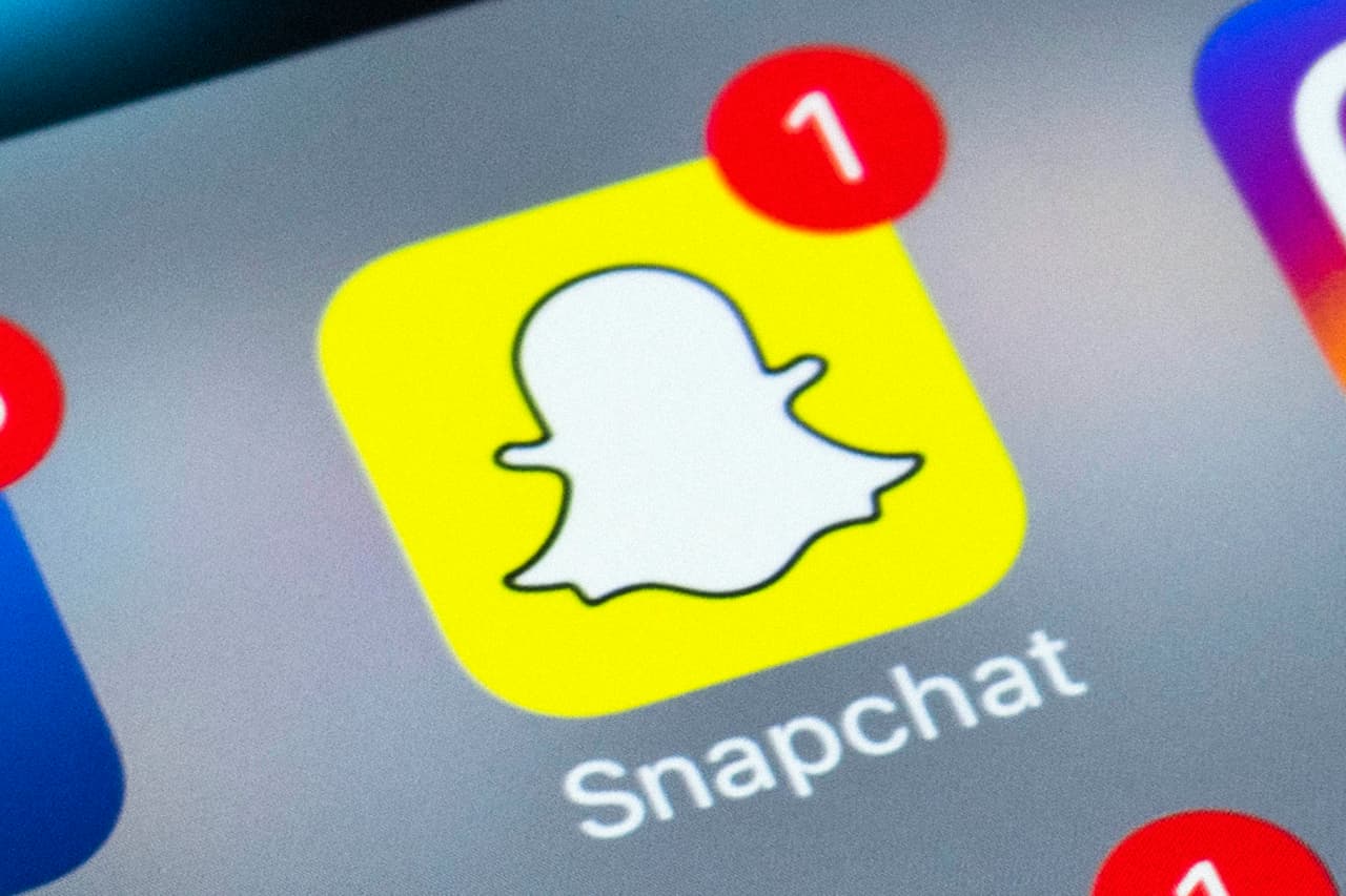 <b>Snapchat</b>
<br>
<br>Los usuarios de esta aplicación envían 12 millones de snapchats (mensajes en video que desaparecen en pocos segundos) por minuto. 
<br>