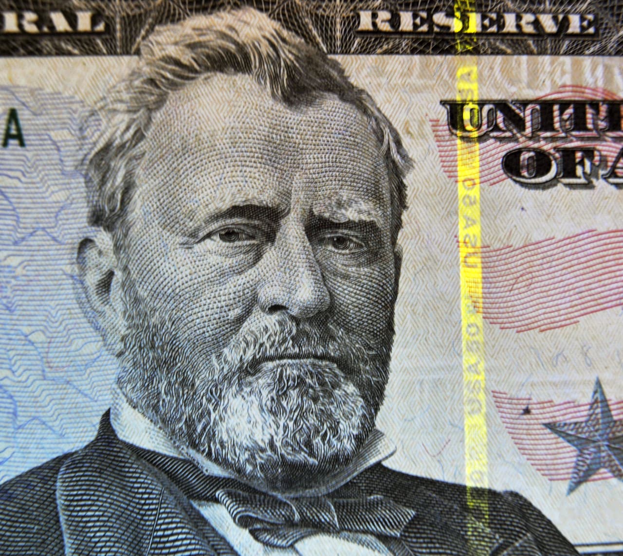 Ulysses S. Grant (1822-1885) es el hombre del billete de 50 dólares. Fumaba hasta veinte cigarrillos al día, y se dice que después de la batalla de Shiloh, 
<a href="http://www.history.com/this-day-in-history/former-president-ulysses-s-grant-dies">sus seguidores le enviaron 10,000 cajas de cigarrillos en gratitud</a>. Murió de cáncer de garganta. Su presidencia trabajó por la reconstrucción del país, perdonó a los líderes de los Estados Confederados, creó la Décimo quinta Enmienda, para garantizar el voto de los afroamericanos, y persiguió al Ku Klux Klan, que los amedrentaba para evitar que ejercieran su derecho al voto. Además, creó el Departamento de Justicia y el primer parque natural, Yellowstone.