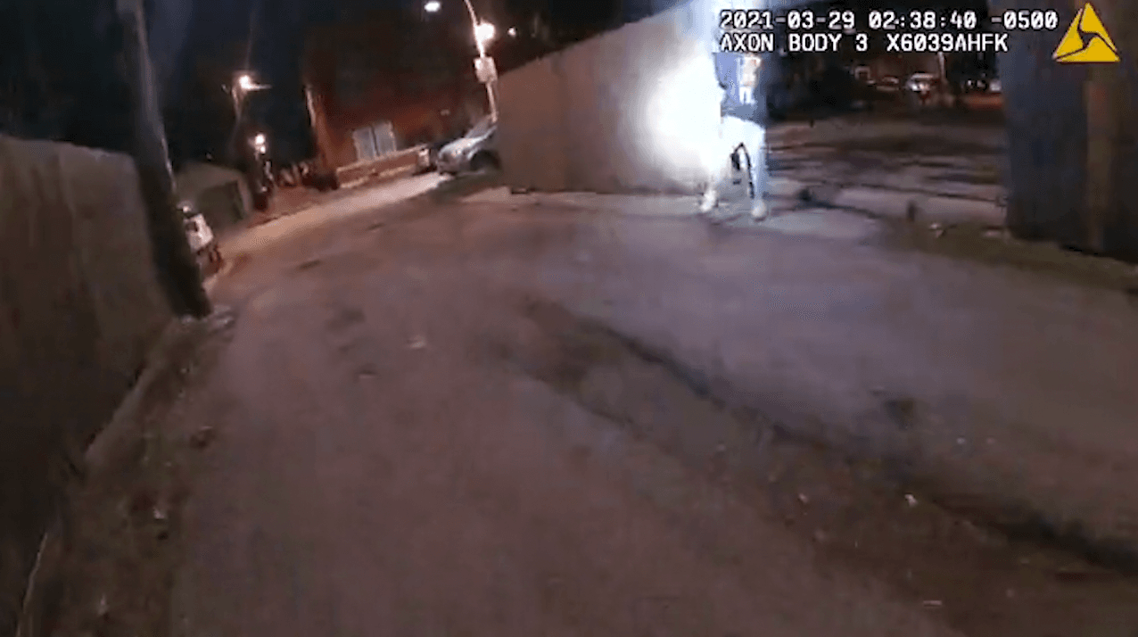 El policía lo dispara en el pecho y Adam se desploma. 
<br>