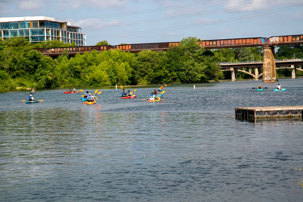<b>Se prohibió nadar en el Lady Bird Lake desde 1964</b> debido a varios ahogamientos trágicos causados por peligros bajo la superficie del agua.