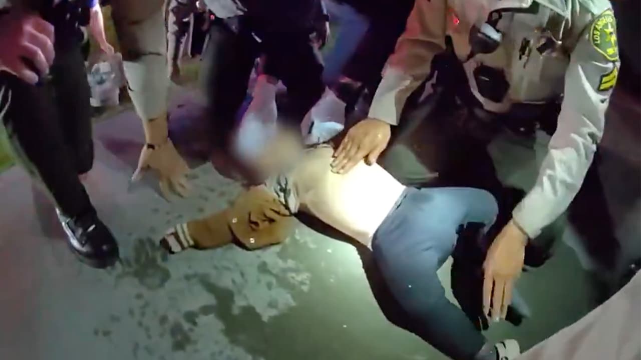 Cuando los agentes sacaron al niño del agua no tenía pulso ni respiraba.