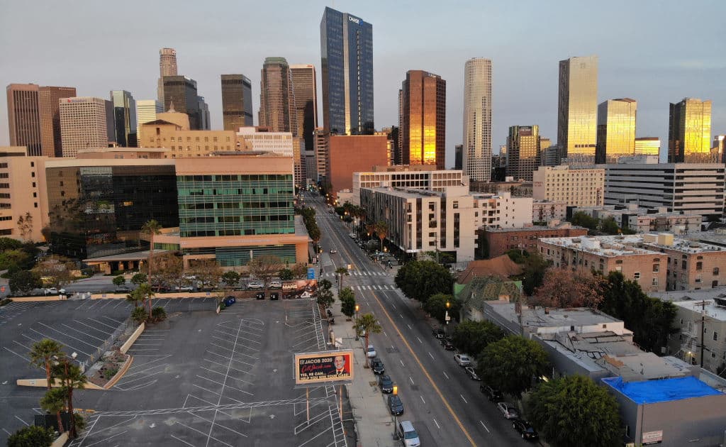 <b>Los Ángeles, California</b>, una de las ciudades más grandes y pobladas de Estados Unidos, se enfrenta al desafío del hundimiento de tierra. El estudio revela que al menos el 20% de su área urbana se está hundiendo.
<br>
<br>El estudio identifica áreas específicas con altas tasas de subsidencia, por ejemplo, un punto crítico de hundimiento de más de 5 mm por año en Long Beach.