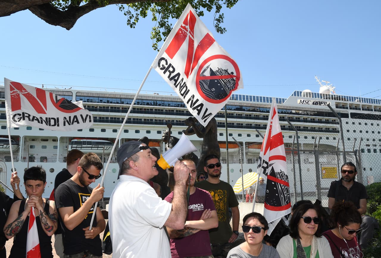<b>El choque ha reabierto el debate sobre la presencia de las grandes naves en la 'Ciudad de los Canales'</b>, un tema recurrente y por el que los venecianos y las asociaciones ecologistas luchan desde hace años por prohibir su entrada. En la imagen, una protesta frente al barco accidentado en la terminal San Basilio-Zattere de grupo de integrantes de la asociación 
<i>No Big Ships</i> (no grandes barcos).