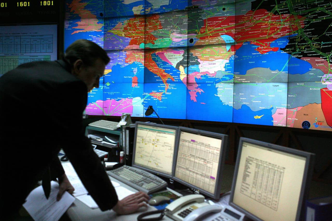 <b>La crisis del gas (2009)</b>
<br>
<br>El 1 de enero de 2009 la compañía estatal rusa de gas natural Gazprom dejó de bombear gas a Ucrania, luego de meses de tensas negociaciones por los precios. Varios países de Europa Central y del Este dependen de los gasoductos que pasan por Ucrania para recibir las importaciones de Rusia, por esto la crisis se extendió rápidamente más allá de las fronteras de Ucrania.
<br>
<br>La primera ministra Tymoshenko negoció un nuevo acuerdo con Putin y los flujos de gas se reanudaron el 20 de enero. 
<br>
<br>En la fotografía una la sala de control en la sede de Gazprom, Moscú, el 14 de enero de 2009.
<br>