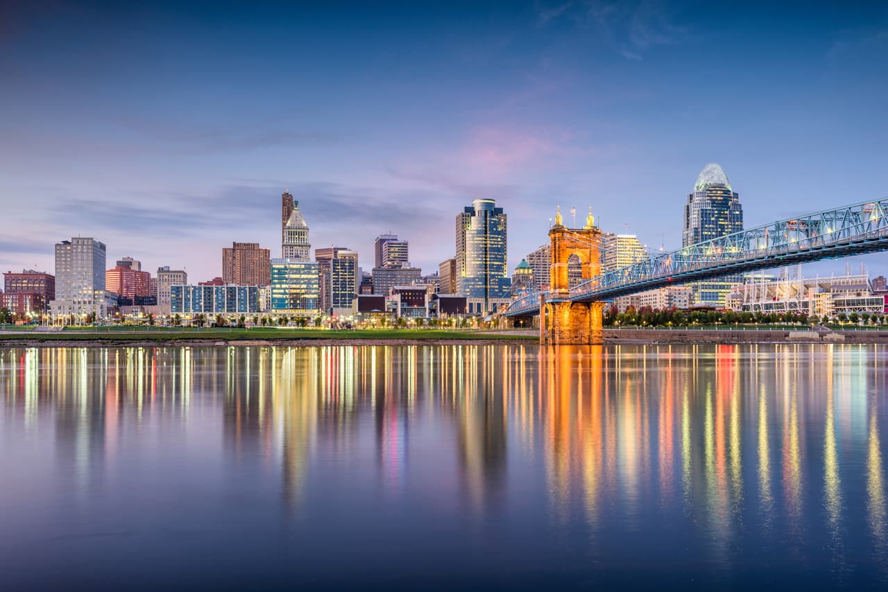 <h3 class="cms-H3-H3">10. Ohio</h3>
<br>
<br>🏘️ Población: 11,780,017 habitantes.
<br>
<br>🏘️ Esperanza de vida: 76.5 años. 
<br>
<br>🏘️ Ingreso promedio por familia: $62,262 
<br>
<br>🏘️ Valor promedio de la vivienda: $180,200 
<br>
<br>🏘️ Costo de la vida representado como el porcentaje del total del ingreso promedio por familia: 15.8%
<br>
<br>🏘️ Tasa de desempleo (agosto 2022): 4.3%
<br>
<br>