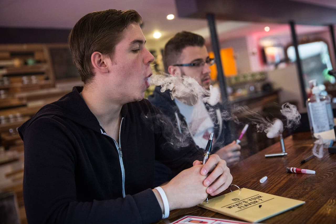 CDC recomienda considerar no usar productos de cigarrillos electrónicos o vapeo, en particular los que contengan THC.