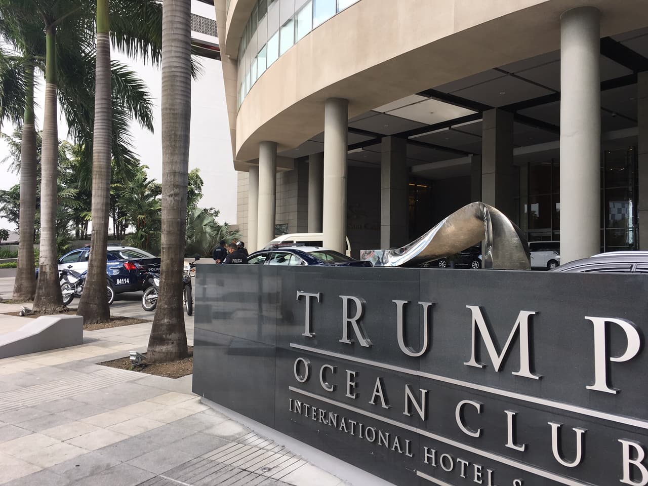 La policía ha permanecido en la entrada del Trump Ocean Club International Hotel & Tower, donde se pelea una batalla legal por el control administrativo del hotel.