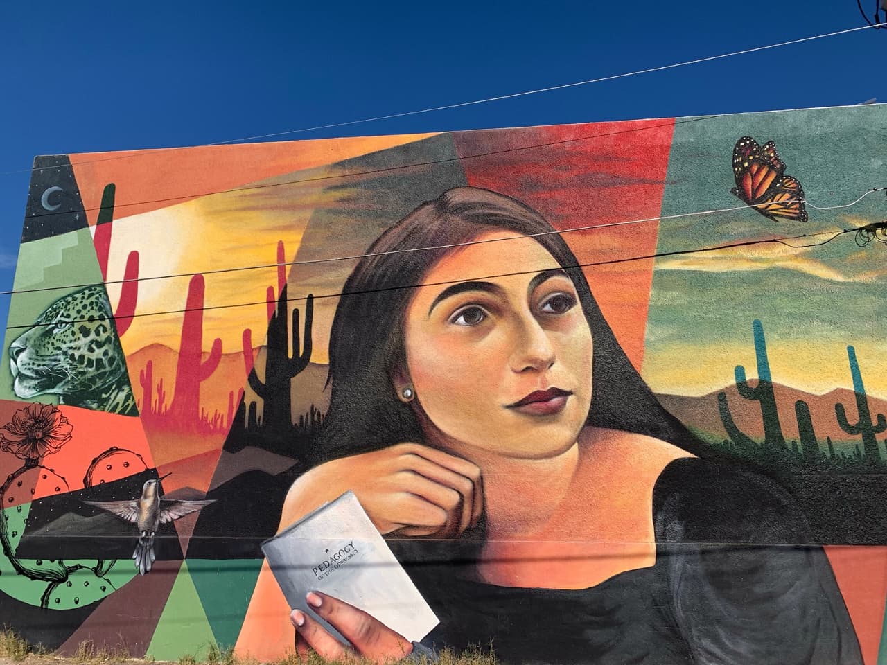 El mural “Sonora” se encuentra en el 
<a href="https://goo.gl/maps/Www9wGYwgLQV84mk6" target="_blank">738 N. 5th Avenue .</a>
<br>
<br>
<br>Artista: Karlito Miller Espinosa
<br>
