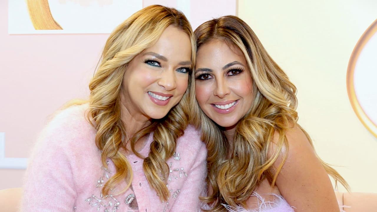 Adamari López y Chiquibaby hablan de sus ex, maternidad y cirugías en su nuevo show
