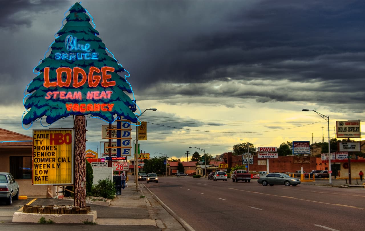 <b>En Nuevo México | el lugar más pobre es Navajo</b>
<br>
<br>🔘 
<b>Ingreso medio de Navajo: </b>$21,500
<br>🔘 
<b>Ingreso medio de Nuevo México:</b> $49,754
<br>🔘 
<b>Adultos con educación universitaria:</b> 3.8%
<br>🔘 
<b>Población que vive en la pobreza: </b>63.0%
<br>🔘 
<b>Valor promedio de la propiedad: </b>No disponible