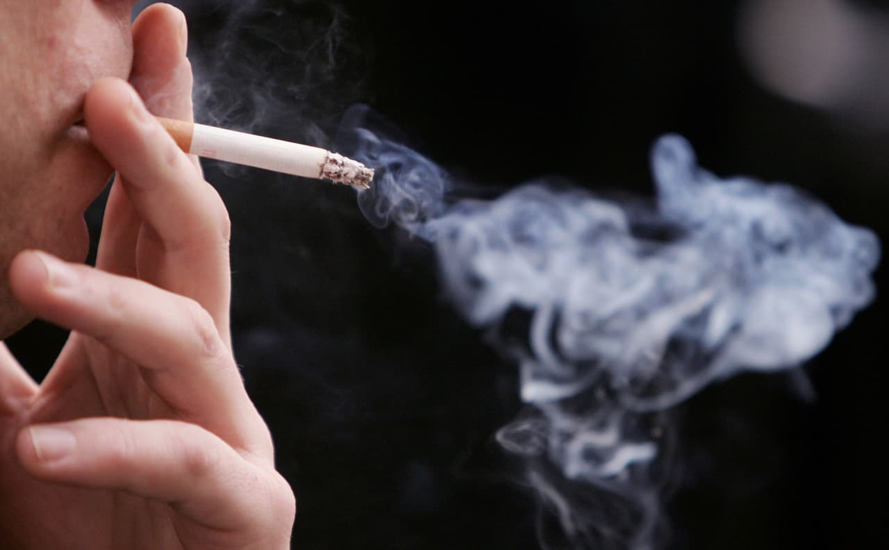 <b>Fumar</b>, mientras se está 
<b>sentado o recostado en una cama o sillón</b>, ha originado incendios mortales. Se trata de una acción que se puede modificar, con tal de evitar el riesgo.
<br>
<br>Los expertos también advierten que fumar mientras se está tomando bebidas alcohólicas, también produce incendios devastadores.
