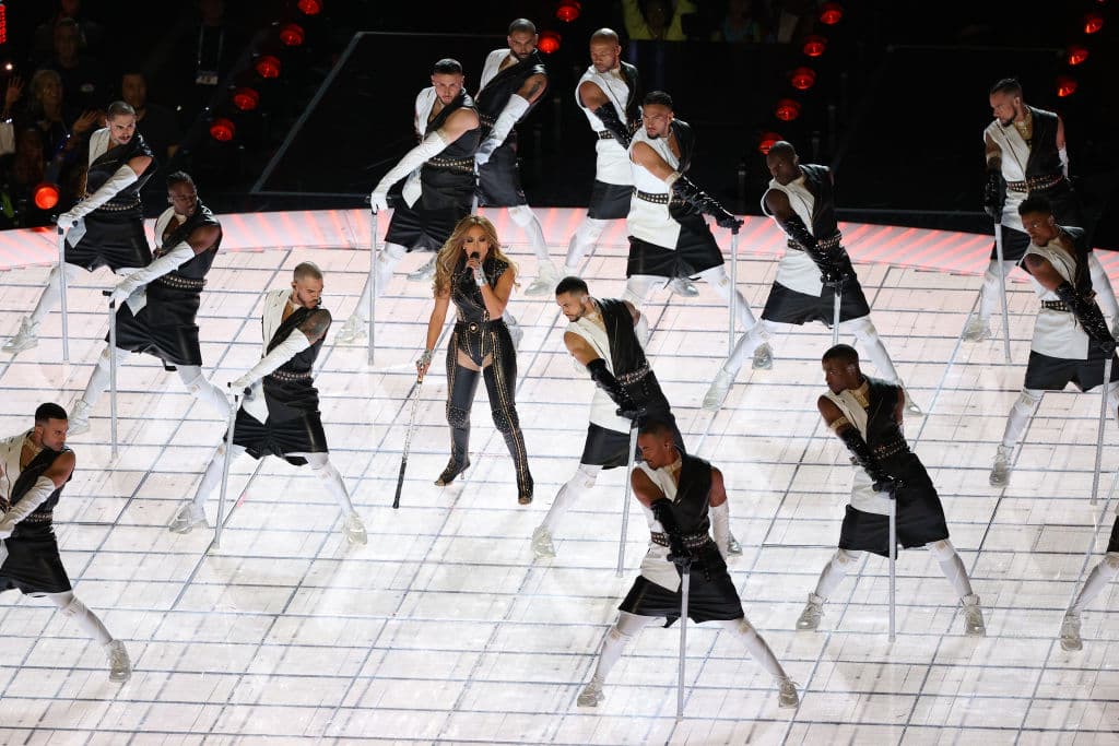 <b>JLo</b> fue sensualidad pura sobre el escenario cantando algunos de los éxitos más populares del pop.